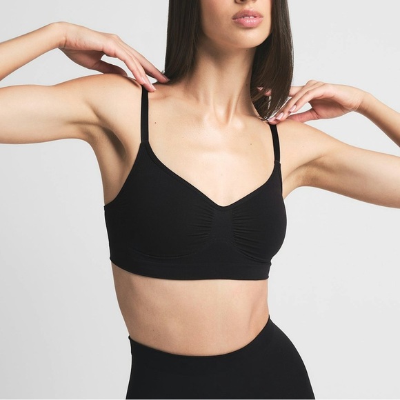 SKIMS Seamless Sculpt Bralette - Picture 5 of 7